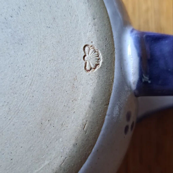 Pottery bowl with handle - Picture 4 of 5